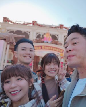Kiki Lin Instagram - 上一次去Disney大概是10年前了吧
這次來很剛好的是聖誕節活動的第一天
也是東京Disney的40週年
人真的多到我傻掉😂
不過感動不減
走進園區的那一刻我說了一句「我好想哭喔」
看見40週年聖誕樹想哭
玩遊樂設施也想哭
看了三場遊行三場都想哭
最後的煙火我一樣又濕了眼匡
這是迪士尼的魔力
我想我無論幾歲都會這麼喜歡這裡🫧🏰💖
-
這趟Disney還好有我妹
妳最棒了🥰

-
Disney照片實在太多了
所以還有下一篇🤣

#Disney40