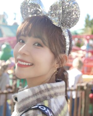 Kiki Lin Instagram - 上一次去Disney大概是10年前了吧
這次來很剛好的是聖誕節活動的第一天
也是東京Disney的40週年
人真的多到我傻掉😂
不過感動不減
走進園區的那一刻我說了一句「我好想哭喔」
看見40週年聖誕樹想哭
玩遊樂設施也想哭
看了三場遊行三場都想哭
最後的煙火我一樣又濕了眼匡
這是迪士尼的魔力
我想我無論幾歲都會這麼喜歡這裡🫧🏰💖
-
這趟Disney還好有我妹
妳最棒了🥰

-
Disney照片實在太多了
所以還有下一篇🤣

#Disney40