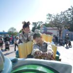 Kiki Lin Instagram - 上一次去Disney大概是10年前了吧 這次來很剛好的是聖誕節活動的第一天 也是東京Disney的40週年 人真的多到我傻掉😂 不過感動不減 走進園區的那一刻我說了一句「我好想哭喔」 看見40週年聖誕樹想哭 玩遊樂設施也想哭 看了三場遊行三場都想哭 最後的煙火我一樣又濕了眼匡 這是迪士尼的魔力 我想我無論幾歲都會這麼喜歡這裡🫧🏰💖 - 這趟Disney還好有我妹 妳最棒了🥰 - Disney照片實在太多了 所以還有下一篇🤣 #Disney40