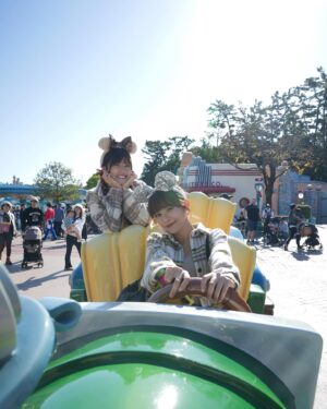 Kiki Lin Instagram - 上一次去Disney大概是10年前了吧
這次來很剛好的是聖誕節活動的第一天
也是東京Disney的40週年
人真的多到我傻掉😂
不過感動不減
走進園區的那一刻我說了一句「我好想哭喔」
看見40週年聖誕樹想哭
玩遊樂設施也想哭
看了三場遊行三場都想哭
最後的煙火我一樣又濕了眼匡
這是迪士尼的魔力
我想我無論幾歲都會這麼喜歡這裡🫧🏰💖
-
這趟Disney還好有我妹
妳最棒了🥰

-
Disney照片實在太多了
所以還有下一篇🤣

#Disney40