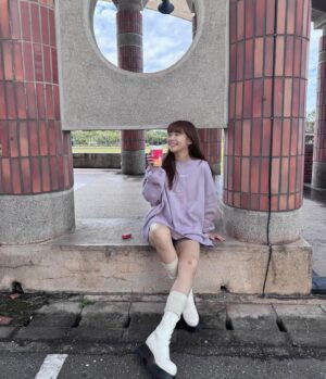 Kiki Lin Instagram - 今天葛格在淡水拍
是我愛的淡水當然要來✌🏻

天氣很好要拍個照吧
：可以幫我拍照一下嗎
Ju：我是來工作的！！！！

我絕對是真心來 陪（幸）他（災）拍（樂）戲（禍）的

#那不是曝光是褲褲啦