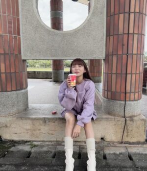 Kiki Lin Instagram - 今天葛格在淡水拍
是我愛的淡水當然要來✌🏻

天氣很好要拍個照吧
：可以幫我拍照一下嗎
Ju：我是來工作的！！！！

我絕對是真心來 陪（幸）他（災）拍（樂）戲（禍）的

#那不是曝光是褲褲啦