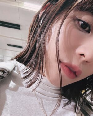 Kiki Lin Instagram - New me✌🏻🥹✌🏻🩷
嘴上說想剪掉長時間造型的受損髮
其實是我一直覺得好想要這個短度
但講歸講….
越靠近剪髮的時間還真是會忍不住摸摸自己的長頭髮😂
並且理性分析自己到底在想什麼哈哈哈
今帶著猶豫興奮的心到了髮廊
設計師完全沒給我囉唆就在聊天中下刀了
啊～～～心真的涼了幾秒
但這樣就對了不給我多思考哈哈哈哈哈
成果我非常喜歡🫶🏻
喜歡到有點興奮的那一種😆
（搭捷運還開自拍鏡頭看看自己的頭髮#最後一張）

好來分享今天做了什麼
剪髮、染髮、縮毛、護髮
弄完髮質好到爆
我的設計師最棒了✌🏻
➡️ @nnniiiinggg 

#剪了20公分吧
#請接受短髮ㄉ我
#不可以退追