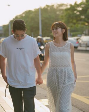 Kiki Lin Instagram - 那天收工後
看到這個逆光
一定要來幾張的吧
難得配合的葛格令人心愉悅
#其實是因為他有新墨鏡才願意拍

可可愛愛🙂‍↔️

墨鏡🕶️ @vatic_official_pages 
🐟的衣 @ohhnii.ohhnii 
🐟旁邊那位 @juniorz_harn
