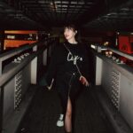 Kiki Lin Instagram - 這就是一系列準備去吃宵夜的路上 走在日本空橋照🤣