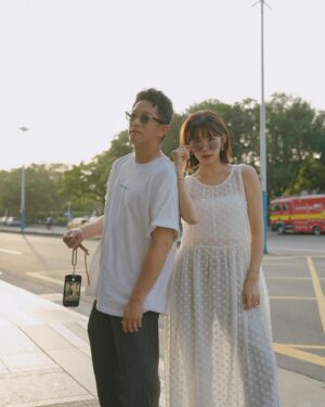 Kiki Lin Instagram - 那天收工後
看到這個逆光
一定要來幾張的吧
難得配合的葛格令人心愉悅
#其實是因為他有新墨鏡才願意拍

可可愛愛🙂‍↔️

墨鏡🕶️ @vatic_official_pages 
🐟的衣 @ohhnii.ohhnii 
🐟旁邊那位 @juniorz_harn