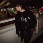 Kiki Lin Instagram - 這就是一系列準備去吃宵夜的路上 走在日本空橋照🤣