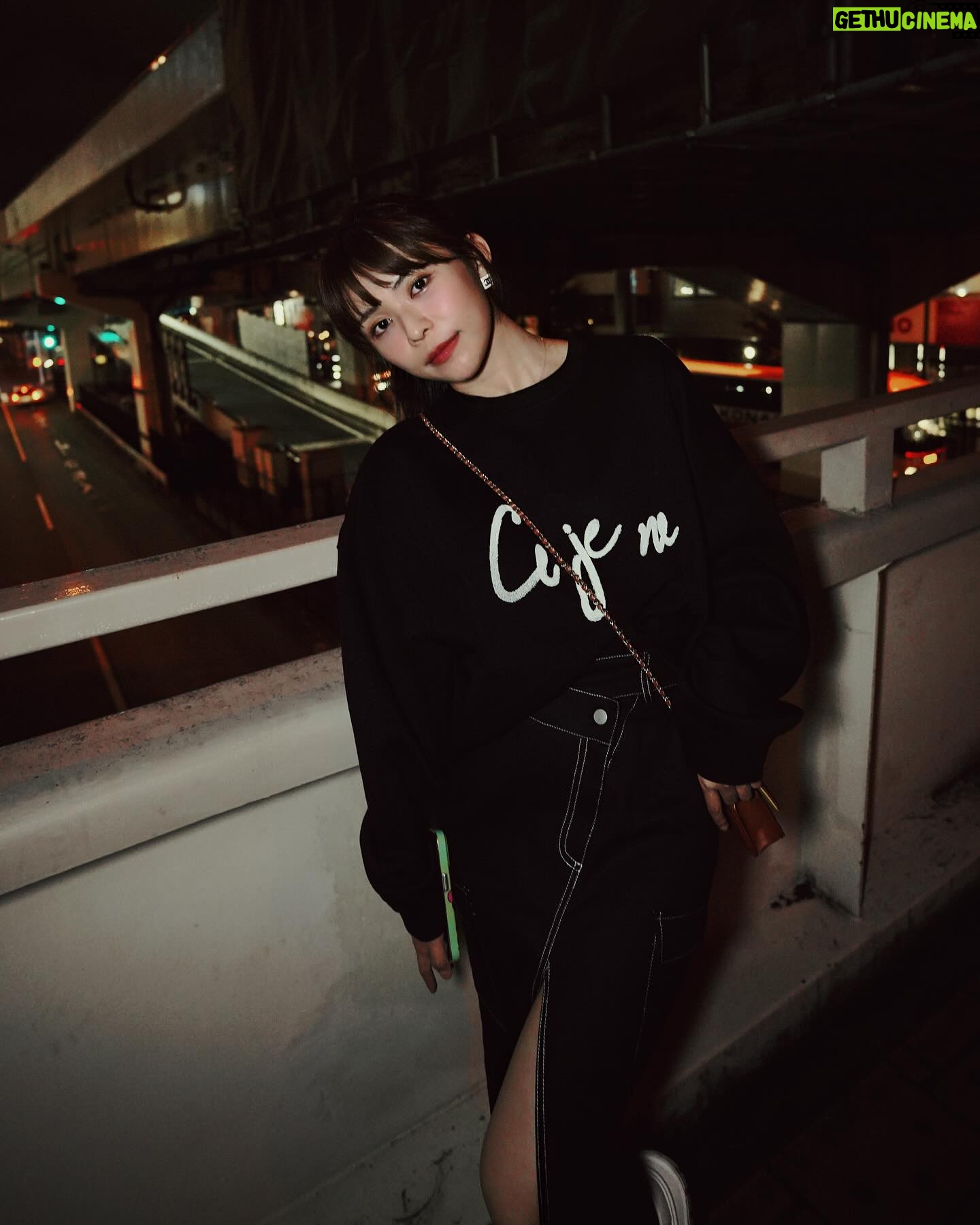 Kiki Lin Instagram - 這就是一系列準備去吃宵夜的路上 走在日本空橋照🤣