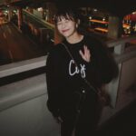 Kiki Lin Instagram - 這就是一系列準備去吃宵夜的路上 走在日本空橋照🤣