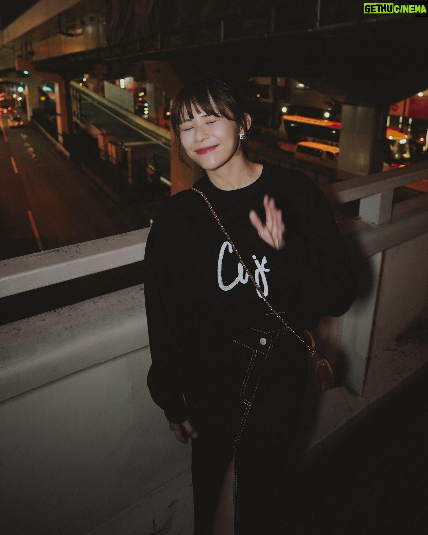 Kiki Lin Instagram - 這就是一系列準備去吃宵夜的路上 走在日本空橋照🤣