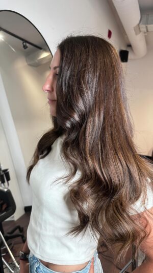 Kim Clavel Instagram - C’est fou le pouvoir des cheveux afin de renforcer l’expression de son identité, exprimer sa féminité et briller dans son domaine. 🥊 

Un peu comme Kim, on carbure aux défis. Nous avons réussi à lui redonner sa chevelure longue et pleine de féminité en passant de cheveux très épais et coupés aux carrés. 

Nous sommes ravies que cette femme incroyable, au parcours impressionnant, une figure féminine inspirante nous choisisse pour ses soins depuis déjà quelques années. 

#ostudiobeaute #hairgoal #hairextensions #hairextensionsalon #hairtransformation #longhair #geniuswefts #hairextensionspecalist