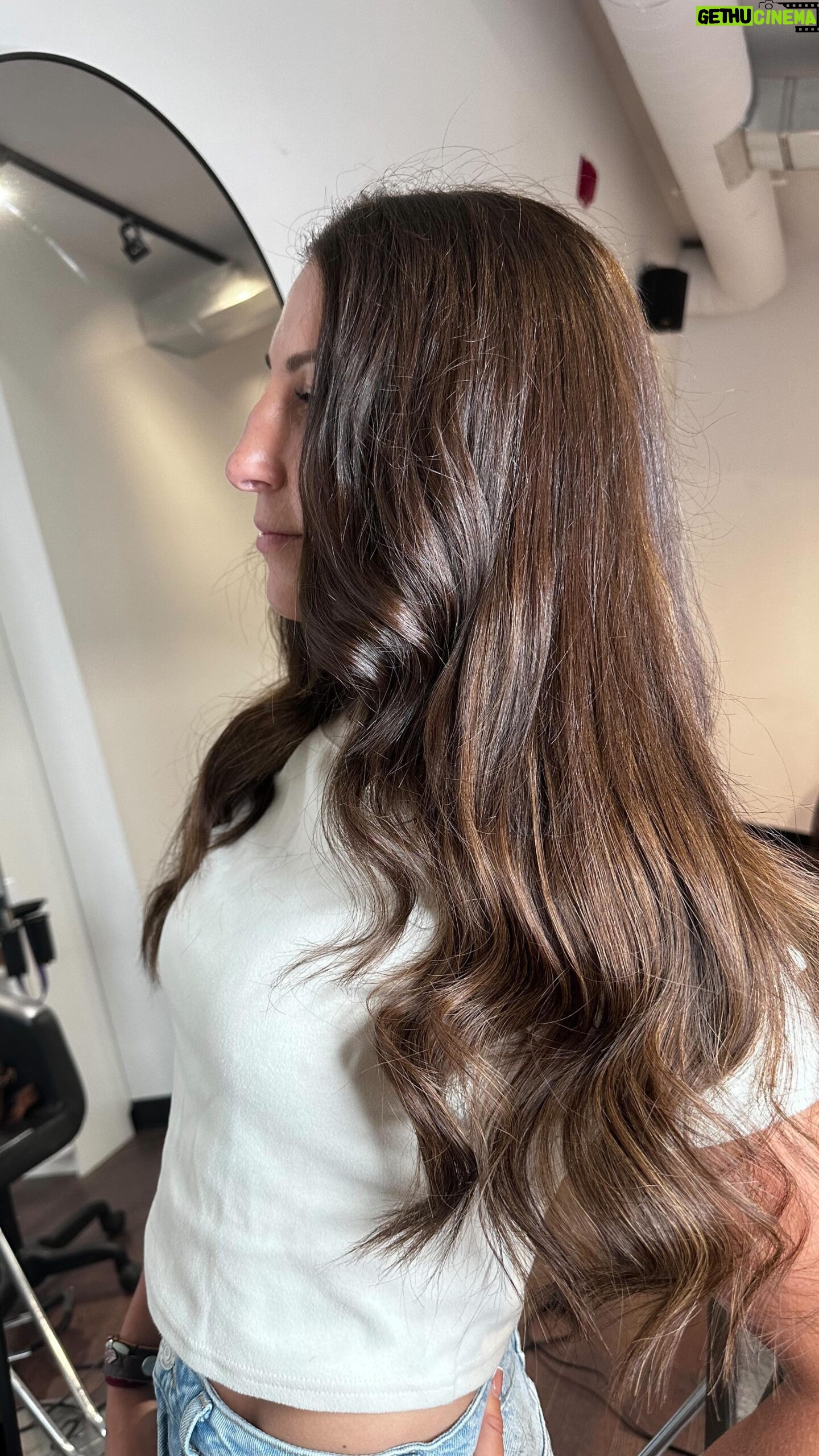 Kim Clavel - 1.1K Likes - C’est fou le pouvoir des cheveux afin de renforcer l’expression de son identité, exprimer sa féminité et briller dans son domaine. 🥊
Un peu comme Kim, on carbure aux défis. Nous avons réussi à lui redonner sa chevelure longue et pleine de féminité en passant de cheveux très épais et coupés aux carrés.
Nous sommes ravies que cette femme incroyable, au parcours impressionnant, une figure féminine inspirante nous choisisse pour ses soins depuis déjà quelques années.
#ostudiobeaute #hairgoal #hairextensions #hairextensionsalon #hairtransformation #longhair #geniuswefts #hairextensionspecalist