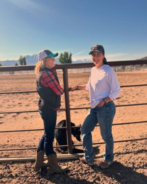 Kim Clavel Instagram - La famille, des chevaux et un paysage à couper le souffle, quoi demander de mieux pour se ressourcer! Merci magnifique Utah 🏔️🐴👯‍♀️☀️

#utah #usa #hiking #reininghorse #vacation #travel