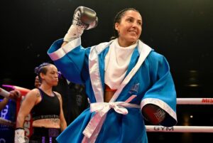 Kim Clavel Instagram - Une 19 ième victoire hier soir au Casino de Montréal!!!  

Je veux prendre le temps de remercier toute mon équipe. Vous êtes précieux: coaches, préparateurs physiques, masso , physio , partenaires d’entrainement , cutman , commanditaires , relationniste et promoteur, vous êtes tous et chacun un membre important de la Team Clavel! 

Merci à tous les gens qui de près ou de loin sont là pour m’encourager! Je prends le temps de tous vous lire à mon rythme, vous me faites sourire😃 et m’encourager à poursuivre mes rêves. 

Amis.es , famille et fans, merci à vous de croire en moi et de me soutenir dans ma carrière professionnelle qui , je sais , est loin d’être un long fleuve tranquille. J’ai confiance qu’avec la persévérance , la résilience et le travail acharné, je vais réussir à atteindre mes objectifs!  Après 2 combats de 10 rounds,  il est temps pour moi de prendre un moment de repos afin de revenir chargée à block pour le bel automne qui nous attend! Bon été à tous ☀️☀️☀️

📸 @bernardbrault 

#boxing #womenboxing #groupeYM #lightflyweight #montreal #femaleathlete #everlast