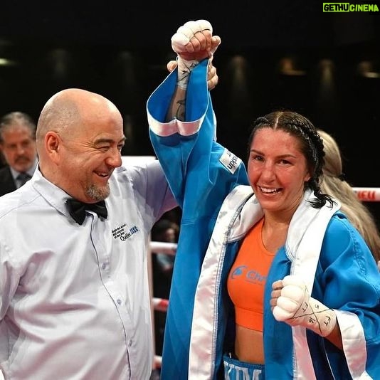 Kim Clavel - 1.1K Likes - Une 19 ième victoire hier soir au Casino de Montréal!!!
Je veux prendre le temps de remercier toute mon équipe. Vous êtes précieux: coaches, préparateurs physiques, masso , physio , partenaires d’entrainement , cutman , commanditaires , relationniste et promoteur, vous êtes tous et chacun un membre important de la Team Clavel!
Merci à tous les gens qui de près ou de loin sont là pour m’encourager! Je prends le temps de tous vous lire à mon rythme, vous me faites sourire😃 et m’encourager à poursuivre mes rêves.
Amis.es , famille et fans, merci à vous de croire en moi et de me soutenir dans ma carrière professionnelle qui , je sais , est loin d’être un long fleuve tranquille. J’ai confiance qu’avec la persévérance , la résilience et le travail acharné, je vais réussir à atteindre mes objectifs! Après 2 combats de 10 rounds, il est temps pour moi de prendre un moment de repos afin de revenir chargée à block pour le bel automne qui nous attend! Bon été à tous ☀️☀️☀️
📸 @bernardbrault
#boxing #womenboxing #groupeYM #lightflyweight #montreal #femaleathlete #everlast