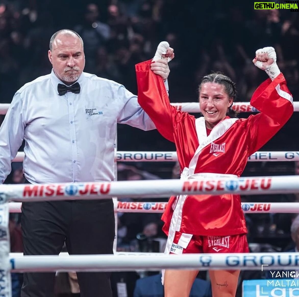 Kim Clavel - 1.9K Likes - Une belle victoire hier au casino de Montréal ! Mon 20ième combat professionnel.
Je tiens à remercier mon équipe qui depuis toujours, est là pour moi combat après combat, des gens motivés , compétents , passionnés…votre travail ne passe pas inaperçu et je vous en suis profondément reconnaissante. Mes Coachs, mon équipe de coin , mes préparateurs physiques , @groupeyvonmichel , tout ceux qui parfois travaillent dans l’ombre mais qui me permettent de briller à ma juste valeur , je vous remercie.
Mes précieux(ses) partenaires d’entrainements , mes commanditaires @christinautomobile , @david_stmartinqc Bereskin & Parr.
Merci à tous les gens qui se sont déplacés pour venir m’encourager , mes amis (es) , ma famille , mes précieux fans, votre inconditionnel soutient m’aide à passer au travers de tout et à me relever de chaque épreuve afin de donner le meilleur de moi chaque fois! Merci pour cette ambiance unique que vous mettez dans la place à chaque fois!!!
Je serai de retour dans le ring le 16 mai au Casino de Montréal mais pour le moment je vais prendre quelques jours de repos et me remettre au travail sous peu parce que c’est une grosse année pleine de défis que nous avons devant nous! 👊🏼
#boxing #womenboxing #groupeYM #femaleathlete #montreal #teamclavel #lightflyweight
📸 @yanickmaltaisphotographie