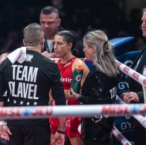 Kim Clavel Instagram - Une belle victoire hier au casino de Montréal ! Mon 20ième combat professionnel.

  Je tiens à remercier mon équipe qui depuis toujours, est là pour moi combat après combat, des gens motivés , compétents , passionnés…votre travail ne passe pas inaperçu et je vous en suis profondément reconnaissante. Mes Coachs, mon équipe de coin , mes préparateurs physiques , @groupeyvonmichel , tout ceux qui parfois travaillent dans l’ombre mais qui me permettent de briller à ma juste valeur , je vous remercie. 

Mes précieux(ses) partenaires d’entrainements , mes commanditaires @christinautomobile , @david_stmartinqc Bereskin &  Parr. 
Merci à tous les gens qui se sont déplacés pour venir m’encourager , mes amis (es) , ma famille , mes précieux fans, votre inconditionnel soutient m’aide à passer au travers de tout et à me relever de chaque épreuve afin de donner le meilleur de moi chaque fois! Merci pour cette ambiance unique que vous mettez dans la place à chaque fois!!! 

Je serai de retour dans le ring le 16 mai au Casino de Montréal mais pour le moment je vais prendre quelques jours de repos et me remettre au travail sous peu parce que c’est une grosse année pleine de défis que nous avons devant nous! 👊🏼 

#boxing #womenboxing #groupeYM #femaleathlete #montreal #teamclavel #lightflyweight 

📸 @yanickmaltaisphotographie