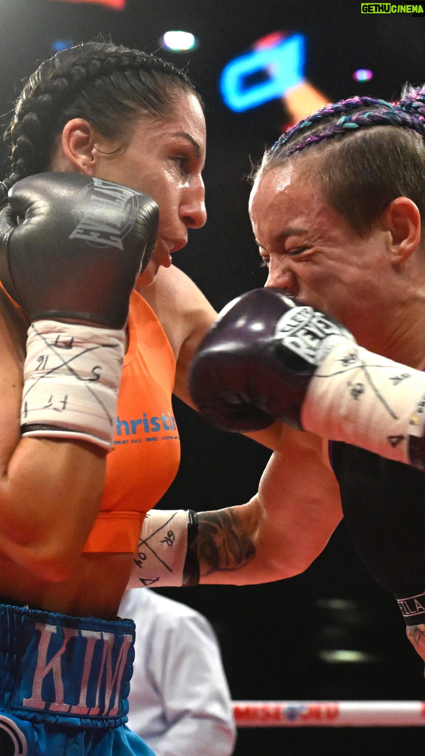 Kim Clavel - 1.6K Likes - MI-MOUCHE 10 ROUNDS
🥊 Kim Clavel VS Katherine Renee Lindenmuth
@kimklavel remporte par décision unanime! 💥
#GroupeYM