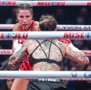 Kim Clavel Instagram - Une belle victoire hier au casino de Montréal ! Mon 20ième combat professionnel.

  Je tiens à remercier mon équipe qui depuis toujours, est là pour moi combat après combat, des gens motivés , compétents , passionnés…votre travail ne passe pas inaperçu et je vous en suis profondément reconnaissante. Mes Coachs, mon équipe de coin , mes préparateurs physiques , @groupeyvonmichel , tout ceux qui parfois travaillent dans l’ombre mais qui me permettent de briller à ma juste valeur , je vous remercie. 

Mes précieux(ses) partenaires d’entrainements , mes commanditaires @christinautomobile , @david_stmartinqc Bereskin &  Parr. 
Merci à tous les gens qui se sont déplacés pour venir m’encourager , mes amis (es) , ma famille , mes précieux fans, votre inconditionnel soutient m’aide à passer au travers de tout et à me relever de chaque épreuve afin de donner le meilleur de moi chaque fois! Merci pour cette ambiance unique que vous mettez dans la place à chaque fois!!! 

Je serai de retour dans le ring le 16 mai au Casino de Montréal mais pour le moment je vais prendre quelques jours de repos et me remettre au travail sous peu parce que c’est une grosse année pleine de défis que nous avons devant nous! 👊🏼 

#boxing #womenboxing #groupeYM #femaleathlete #montreal #teamclavel #lightflyweight 

📸 @yanickmaltaisphotographie