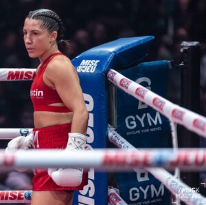 Kim Clavel Instagram - Une belle victoire hier au casino de Montréal ! Mon 20ième combat professionnel.

  Je tiens à remercier mon équipe qui depuis toujours, est là pour moi combat après combat, des gens motivés , compétents , passionnés…votre travail ne passe pas inaperçu et je vous en suis profondément reconnaissante. Mes Coachs, mon équipe de coin , mes préparateurs physiques , @groupeyvonmichel , tout ceux qui parfois travaillent dans l’ombre mais qui me permettent de briller à ma juste valeur , je vous remercie. 

Mes précieux(ses) partenaires d’entrainements , mes commanditaires @christinautomobile , @david_stmartinqc Bereskin &  Parr. 
Merci à tous les gens qui se sont déplacés pour venir m’encourager , mes amis (es) , ma famille , mes précieux fans, votre inconditionnel soutient m’aide à passer au travers de tout et à me relever de chaque épreuve afin de donner le meilleur de moi chaque fois! Merci pour cette ambiance unique que vous mettez dans la place à chaque fois!!! 

Je serai de retour dans le ring le 16 mai au Casino de Montréal mais pour le moment je vais prendre quelques jours de repos et me remettre au travail sous peu parce que c’est une grosse année pleine de défis que nous avons devant nous! 👊🏼 

#boxing #womenboxing #groupeYM #femaleathlete #montreal #teamclavel #lightflyweight 

📸 @yanickmaltaisphotographie