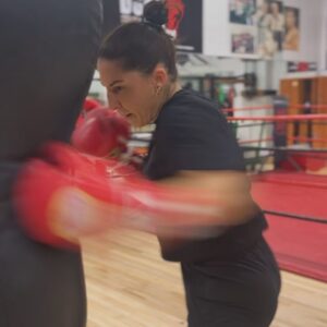 Kim Clavel Instagram - Une autre semaine de terminer !!!! Moins de 15 jours avant mon prochain combat!! 🥊 

#trainingcamp #boxing #womenboxing #femaleathlete #groupeYM #gym