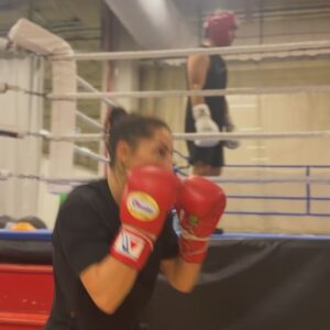 Kim Clavel Instagram - Une autre semaine de terminer !!!! Moins de 15 jours avant mon prochain combat!! 🥊 

#trainingcamp #boxing #womenboxing #femaleathlete #groupeYM #gym