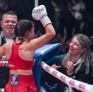 Kim Clavel Instagram - Une belle victoire hier au casino de Montréal ! Mon 20ième combat professionnel.

  Je tiens à remercier mon équipe qui depuis toujours, est là pour moi combat après combat, des gens motivés , compétents , passionnés…votre travail ne passe pas inaperçu et je vous en suis profondément reconnaissante. Mes Coachs, mon équipe de coin , mes préparateurs physiques , @groupeyvonmichel , tout ceux qui parfois travaillent dans l’ombre mais qui me permettent de briller à ma juste valeur , je vous remercie. 

Mes précieux(ses) partenaires d’entrainements , mes commanditaires @christinautomobile , @david_stmartinqc Bereskin &  Parr. 
Merci à tous les gens qui se sont déplacés pour venir m’encourager , mes amis (es) , ma famille , mes précieux fans, votre inconditionnel soutient m’aide à passer au travers de tout et à me relever de chaque épreuve afin de donner le meilleur de moi chaque fois! Merci pour cette ambiance unique que vous mettez dans la place à chaque fois!!! 

Je serai de retour dans le ring le 16 mai au Casino de Montréal mais pour le moment je vais prendre quelques jours de repos et me remettre au travail sous peu parce que c’est une grosse année pleine de défis que nous avons devant nous! 👊🏼 

#boxing #womenboxing #groupeYM #femaleathlete #montreal #teamclavel #lightflyweight 

📸 @yanickmaltaisphotographie