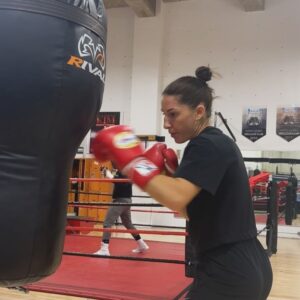 Kim Clavel Instagram - Une autre semaine de terminer !!!! Moins de 15 jours avant mon prochain combat!! 🥊 

#trainingcamp #boxing #womenboxing #femaleathlete #groupeYM #gym