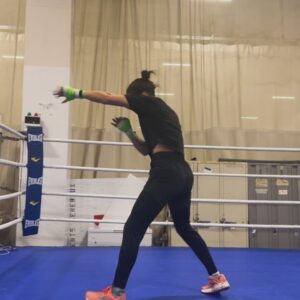 Kim Clavel Instagram - Une autre semaine de terminer !!!! Moins de 15 jours avant mon prochain combat!! 🥊 

#trainingcamp #boxing #womenboxing #femaleathlete #groupeYM #gym