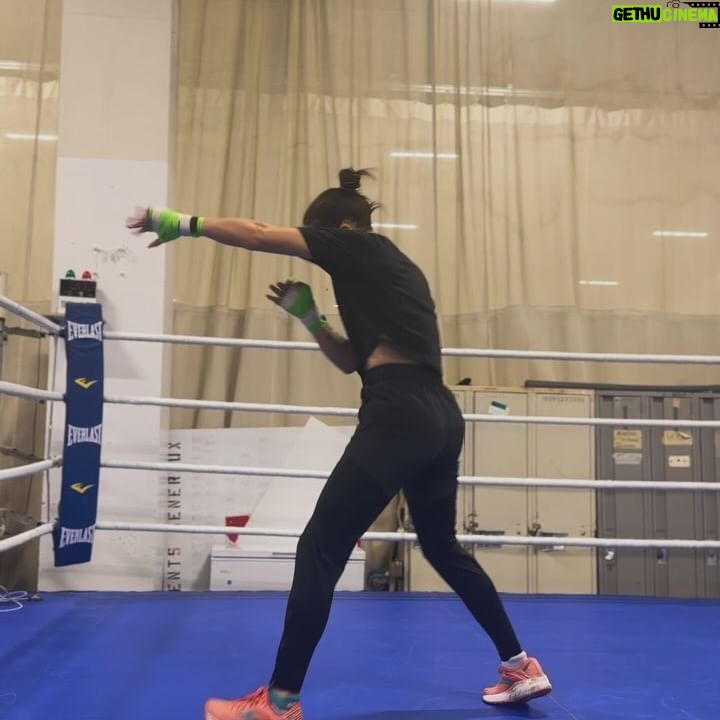 Kim Clavel - 1.1K Likes - Une autre semaine de terminer !!!! Moins de 15 jours avant mon prochain combat!! 🥊
#trainingcamp #boxing #womenboxing #femaleathlete #groupeYM #gym