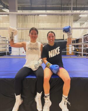 Kim Clavel Instagram - Une autre semaine de terminer !!!! Moins de 15 jours avant mon prochain combat!! 🥊 

#trainingcamp #boxing #womenboxing #femaleathlete #groupeYM #gym