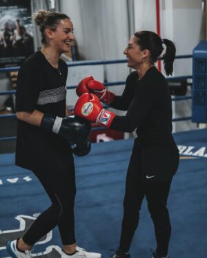 Kim Clavel Instagram - A casual reminder that life can be so lovely 🤍🐴🐐🥊☀️

#photodump #boxing #horsebackriding #goodlife #femaleathlete #trainingcamp