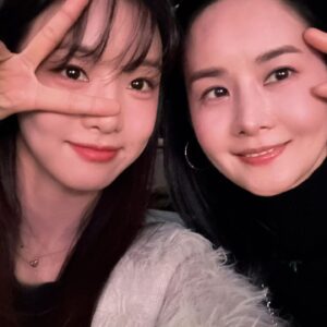 Kim Ga-yeon Instagram - .
.
7년만의 T1의 4번째 우승
@se.22 랑 오붓하게 관람.
페이커와 T1을 외치!
제우스.구마유시.페이커.케리아.오너!
엘키랑 제니도 만남!
#롤드컵
#faker
#T1