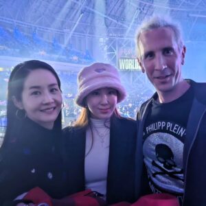 Kim Ga-yeon Instagram - .
.
7년만의 T1의 4번째 우승
@se.22 랑 오붓하게 관람.
페이커와 T1을 외치!
제우스.구마유시.페이커.케리아.오너!
엘키랑 제니도 만남!
#롤드컵
#faker
#T1