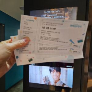 Kim Ga-yeon Instagram - 외쳐!
우윳빛깔 박보검!

렛미플라이 보고왔어요.
우리남편의 인생 첫 뮤지컬 감상이라는...
4명의 배우들 어쩜 그리 노래도 잘하고
연기도 잘하는지...
부부끼리 보기에도 너무 좋았음.

#우윳빛깔박보검
#와이프의덕질
#뒤로가세요
#얼굴크기
#여보배려한거야
#주먹꽉쥔거아니지?
#렛미플라이
#부부전우애다지기
#조명때문에이상해보인거야
#앵긴거아님ㅋㅋ
#시각적착시
#울고있는거아니지
#내겐임저씨가최고