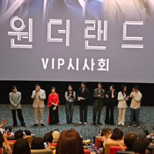 Kim Ga-yeon Instagram - .
.
우리 보검군의 새 영화가 나왔시유!
잊지않고 아줌마 나부랭이까지 챙기는
우리 착한 보검군!
미국간 남편대신 같이 간
큰애랑 영화보면서..훌쩍거리고..
내 소원도 말하고!

옷에 커피흘려서 포토월 못섰어 ㅜㅜ
#박보검
#원더랜드
#나의꿈은