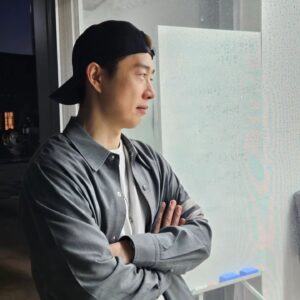 Kim Ga-yeon Instagram - .
.
24년 전 임요환과 24년 후의 임저씨.
(고목한임요환 출처)
덩치도 커지고..얼굴도 커...지..
아리랑이 배우고싶다는
하랭몬의 첫 수업

한국오자마자 막딩이 보러온
임저씨.
#하랭몬