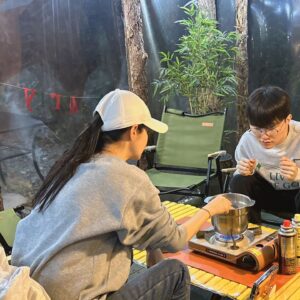 Kim Ga-yeon Instagram - 상혁이의 첫 캠핑은 요환이형과 함께..
냄비밥 만드는 것도 배우고..
하랭이랑 술래잡기도 하고..
불멍도 하고..맛난 고기도 먹고..
즐거운 시간이었다.

#페이커가만든냄비밥
#먹어는봤나
#범바위캠핑장