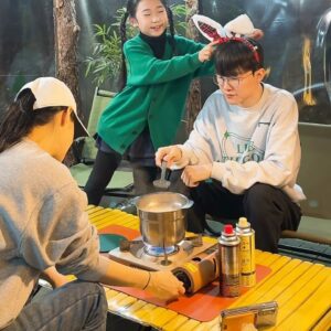 Kim Ga-yeon Instagram - 상혁이의 첫 캠핑은 요환이형과 함께..
냄비밥 만드는 것도 배우고..
하랭이랑 술래잡기도 하고..
불멍도 하고..맛난 고기도 먹고..
즐거운 시간이었다.

#페이커가만든냄비밥
#먹어는봤나
#범바위캠핑장