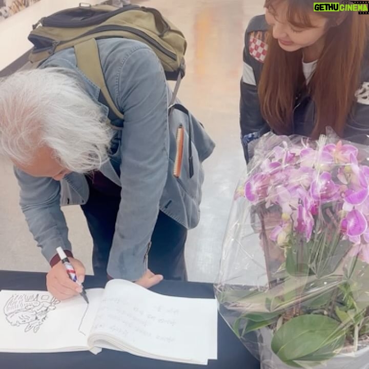 Kim Gyu-ri - 2.4K Likes - 박재동 선생님께서 근처에 오셨다가
다시한번 전시관에 들려주셨어요..^^🙏💕
서울아트페어에 이어서
새롭게 합류한 그림들도 한참을 보시다가
방명록에 아주 특별한 그림을 그려주셨습니다.
.
감사드립니다 선생님~~!!!💕😭🙏💕
.
여러분도 전시관 들리게 되시면
꼭 메세지 남겨주세염!!!
전시가 끝나고 나면…남는건 방명록이더라구요~^^❤️
자신만의 흔적 꼭 남겨주세욤!!!🥰💕
.
.
#lostfangs잃어버린송곳니 #전시중입니다
#강남구민회관1층갤러리
#혜우원 #혜우원예술봉사단
#포스아트갤러리미호 #포스코스틸리온
#만화가_박재동선생님