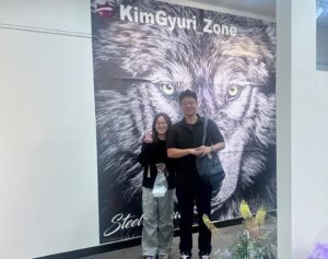 Kim Gyu-ri Instagram - 드라마 <그린마더스클럽>의
라하나 연출자님과 추경엽 카메라감독님~!!!😭🙏💕
우와아앙~~~~🥰💕
.
2021년때
배우의 길이 잘 안보여……….
그러면..이제부터는 내가 혼자서도 할 수 있는 일을 하자.
그래서 선택했던 길이…바로 그림이였습니다.
그런데..
제 첫 전시회장으로 라하나감독님께서 찾아와주셨고, 
그때 만났던 작품이 <그린마더스클럽>이였어요.
그 이후에도 매번의 전시때마다
늘 함께해주시는 라하나감독님과 추경엽카메라감독님.
너무너무 감사드립니당 😭💕💕💕
.
늘 큰 응원과 힘을 주셔서 감사드립니다.
감사한 인연들…넘나 애정합니당!!!!
.
.
#라하나감독님 #추경엽카메라감독님 #그린마더스클럽
#마지막도슨트_함께해주셔서감사드립니다
#lostfangs잃어버린송곳니