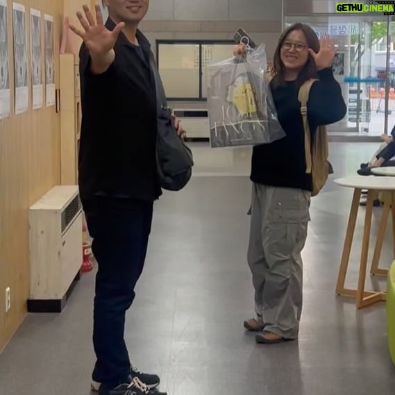 Kim Gyu-ri - 2K Likes - 드라마 <그린마더스클럽>의
라하나 연출자님과 추경엽 카메라감독님~!!!😭🙏💕
우와아앙~~~~🥰💕
.
2021년때
배우의 길이 잘 안보여……….
그러면..이제부터는 내가 혼자서도 할 수 있는 일을 하자.
그래서 선택했던 길이…바로 그림이였습니다.
그런데..
제 첫 전시회장으로 라하나감독님께서 찾아와주셨고,
그때 만났던 작품이 <그린마더스클럽>이였어요.
그 이후에도 매번의 전시때마다
늘 함께해주시는 라하나감독님과 추경엽카메라감독님.
너무너무 감사드립니당 😭💕💕💕
.
늘 큰 응원과 힘을 주셔서 감사드립니다.
감사한 인연들…넘나 애정합니당!!!!
.
.
#라하나감독님 #추경엽카메라감독님 #그린마더스클럽
#마지막도슨트_함께해주셔서감사드립니다
#lostfangs잃어버린송곳니