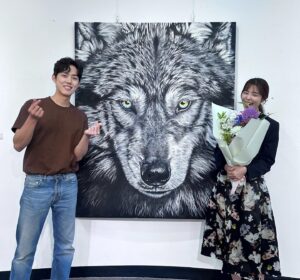 Kim Gyu-ri Instagram - 1980에서 우리 도련님이셨던 성현아~!!
오늘 와줘서 고마웡 아가!!!
드라마 촬영때메 바쁠텐데….ㅠㅠ 감동이다.
.
오늘 전시관에서 마주친
그 많은 학생들과 일일이 다 사진도 찍어주고…
고맙다 아가😭🙏💕
전시 잘 마치고 곧 보자~~~!!!!
.
.
#의리남 #백성현 #수지맞은우리_kbs일일_화이팅
#볼수록든든한동생
#lostfangs잃어버린송곳니
