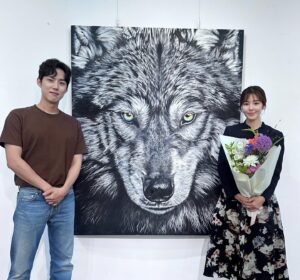 Kim Gyu-ri Instagram - 1980에서 우리 도련님이셨던 성현아~!!
오늘 와줘서 고마웡 아가!!!
드라마 촬영때메 바쁠텐데….ㅠㅠ 감동이다.
.
오늘 전시관에서 마주친
그 많은 학생들과 일일이 다 사진도 찍어주고…
고맙다 아가😭🙏💕
전시 잘 마치고 곧 보자~~~!!!!
.
.
#의리남 #백성현 #수지맞은우리_kbs일일_화이팅
#볼수록든든한동생
#lostfangs잃어버린송곳니