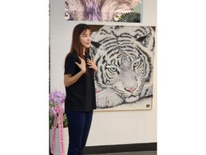 Kim Gyu-ri Instagram - <lost Fangs, 잃어버린 송곳니> 
한달동안 진행되었던 전시를
무사히 잘 마무리 했습니다.엉엉~~😭🙏💕
.
‘송곳니’에 비유하였지만 전하고 싶었던 메세지는..
당신은.우리는. 혼자가 아니라는것.
그리고 소통과 연대였습니다.
‘늑대’는 
무리가 함께할 때 
진정한 힘을 내듯이~ 말이죠.
.
행여
당신이 혼자일지라도..
제 아이들이 달려가 꼭 지켜주었으면 하는 
그 간절한 바램들을 담아…..그림으로 그렸습니다.
.
‘작가는 그림으로 말을 해야한다’하지만..
저는 아직도 많이 부족하기에…
’직접 만나는..소통‘을 늘 선택합니다.
⭐️여러분과 직접 만나 이야기할 수 있는 
이 좋은 기회를….“놓치지 않을꺼예염~~~!!!*_*❤️”ㅋㅋ
.
그래서 
함께해주신 모든 분들께
온마음 다해
진심으로 감사드립니당!!!!🙏💕💕
.
.
이번 전시를 기획해주시고 
많은 분들께 관심과 사랑받을 수 있도록
물심양면으로 서포트해주신 
#갤러리미호_최영미대표님_장준호이사님
#아름디자이너 #홍정민디자이너_포스코스틸리온 
#재윤씨 #수원피디님_김규리tv몹시_유툽 
#혜우원_김지원대표님
.
#스틸캔버스를 
세상에 처음 선보일 수 있도록 만들어주신
#포스코스틸리온 팀과 #윤석철전무님과 #그룹장님께
진심으로 감사드립니당!!!
.
그리고 #강남구민회관 #박정준대리님께도 진심으로 감사드립니당!!
.
.
다음 프로젝트는
#혜우원예술봉사단 입니다.
.
첫 벽화는 5월6일에 이미 마쳤고,
두번째 벽화는 
아직 날짜와 장소는 정해지진 않았지만…(협의중임)
아이들,시민들과 함께
그림으로 ⭐️공동작업⭐️을
계속 해 나아갈 것입니다. 
여러분의 손이 필요해염!!함께 해주세염~~~!!!^^
(그리고..아직 텀블벅이 열려있으니..
참여 좀 부탁드립니당 😭🙏💕)
.
.
끝났다고 하니..기분이 묘하네요.
실감이 안 나는것 같기도 하고..💦
그래도 오늘은
오랜만에 푸우욱 자볼까 합니다.
푹 자고 일어나면….
내일은 꼭
화단에 들풀처럼 자라난 깻잎 좀 따야 겠어요.
.
모두들 편안한 밤 되세요.
그리고 활기찬 내일 되세염!!!
감사드립니당!!!!!!뿅~~~⭐️
.
.
#lostfangs잃어버린송곳니  #전시마무리함
#여러분께감사드립니다🙏💕
#사랑합니다애정합니다
#제아이들은_알고보면_당신을지켜주는_가디언즈