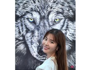 Kim Gyu-ri Instagram - <lost Fangs, 잃어버린 송곳니> 
한달동안 진행되었던 전시를
무사히 잘 마무리 했습니다.엉엉~~😭🙏💕
.
‘송곳니’에 비유하였지만 전하고 싶었던 메세지는..
당신은.우리는. 혼자가 아니라는것.
그리고 소통과 연대였습니다.
‘늑대’는 
무리가 함께할 때 
진정한 힘을 내듯이~ 말이죠.
.
행여
당신이 혼자일지라도..
제 아이들이 달려가 꼭 지켜주었으면 하는 
그 간절한 바램들을 담아…..그림으로 그렸습니다.
.
‘작가는 그림으로 말을 해야한다’하지만..
저는 아직도 많이 부족하기에…
’직접 만나는..소통‘을 늘 선택합니다.
⭐️여러분과 직접 만나 이야기할 수 있는 
이 좋은 기회를….“놓치지 않을꺼예염~~~!!!*_*❤️”ㅋㅋ
.
그래서 
함께해주신 모든 분들께
온마음 다해
진심으로 감사드립니당!!!!🙏💕💕
.
.
이번 전시를 기획해주시고 
많은 분들께 관심과 사랑받을 수 있도록
물심양면으로 서포트해주신 
#갤러리미호_최영미대표님_장준호이사님
#아름디자이너 #홍정민디자이너_포스코스틸리온 
#재윤씨 #수원피디님_김규리tv몹시_유툽 
#혜우원_김지원대표님
.
#스틸캔버스를 
세상에 처음 선보일 수 있도록 만들어주신
#포스코스틸리온 팀과 #윤석철전무님과 #그룹장님께
진심으로 감사드립니당!!!
.
그리고 #강남구민회관 #박정준대리님께도 진심으로 감사드립니당!!
.
.
다음 프로젝트는
#혜우원예술봉사단 입니다.
.
첫 벽화는 5월6일에 이미 마쳤고,
두번째 벽화는 
아직 날짜와 장소는 정해지진 않았지만…(협의중임)
아이들,시민들과 함께
그림으로 ⭐️공동작업⭐️을
계속 해 나아갈 것입니다. 
여러분의 손이 필요해염!!함께 해주세염~~~!!!^^
(그리고..아직 텀블벅이 열려있으니..
참여 좀 부탁드립니당 😭🙏💕)
.
.
끝났다고 하니..기분이 묘하네요.
실감이 안 나는것 같기도 하고..💦
그래도 오늘은
오랜만에 푸우욱 자볼까 합니다.
푹 자고 일어나면….
내일은 꼭
화단에 들풀처럼 자라난 깻잎 좀 따야 겠어요.
.
모두들 편안한 밤 되세요.
그리고 활기찬 내일 되세염!!!
감사드립니당!!!!!!뿅~~~⭐️
.
.
#lostfangs잃어버린송곳니  #전시마무리함
#여러분께감사드립니다🙏💕
#사랑합니다애정합니다
#제아이들은_알고보면_당신을지켜주는_가디언즈