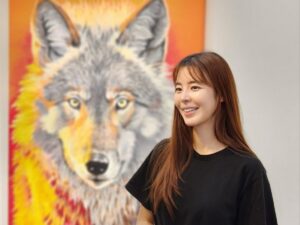 Kim Gyu-ri Instagram - <lost Fangs, 잃어버린 송곳니> 
한달동안 진행되었던 전시를
무사히 잘 마무리 했습니다.엉엉~~😭🙏💕
.
‘송곳니’에 비유하였지만 전하고 싶었던 메세지는..
당신은.우리는. 혼자가 아니라는것.
그리고 소통과 연대였습니다.
‘늑대’는 
무리가 함께할 때 
진정한 힘을 내듯이~ 말이죠.
.
행여
당신이 혼자일지라도..
제 아이들이 달려가 꼭 지켜주었으면 하는 
그 간절한 바램들을 담아…..그림으로 그렸습니다.
.
‘작가는 그림으로 말을 해야한다’하지만..
저는 아직도 많이 부족하기에…
’직접 만나는..소통‘을 늘 선택합니다.
⭐️여러분과 직접 만나 이야기할 수 있는 
이 좋은 기회를….“놓치지 않을꺼예염~~~!!!*_*❤️”ㅋㅋ
.
그래서 
함께해주신 모든 분들께
온마음 다해
진심으로 감사드립니당!!!!🙏💕💕
.
.
이번 전시를 기획해주시고 
많은 분들께 관심과 사랑받을 수 있도록
물심양면으로 서포트해주신 
#갤러리미호_최영미대표님_장준호이사님
#아름디자이너 #홍정민디자이너_포스코스틸리온 
#재윤씨 #수원피디님_김규리tv몹시_유툽 
#혜우원_김지원대표님
.
#스틸캔버스를 
세상에 처음 선보일 수 있도록 만들어주신
#포스코스틸리온 팀과 #윤석철전무님과 #그룹장님께
진심으로 감사드립니당!!!
.
그리고 #강남구민회관 #박정준대리님께도 진심으로 감사드립니당!!
.
.
다음 프로젝트는
#혜우원예술봉사단 입니다.
.
첫 벽화는 5월6일에 이미 마쳤고,
두번째 벽화는 
아직 날짜와 장소는 정해지진 않았지만…(협의중임)
아이들,시민들과 함께
그림으로 ⭐️공동작업⭐️을
계속 해 나아갈 것입니다. 
여러분의 손이 필요해염!!함께 해주세염~~~!!!^^
(그리고..아직 텀블벅이 열려있으니..
참여 좀 부탁드립니당 😭🙏💕)
.
.
끝났다고 하니..기분이 묘하네요.
실감이 안 나는것 같기도 하고..💦
그래도 오늘은
오랜만에 푸우욱 자볼까 합니다.
푹 자고 일어나면….
내일은 꼭
화단에 들풀처럼 자라난 깻잎 좀 따야 겠어요.
.
모두들 편안한 밤 되세요.
그리고 활기찬 내일 되세염!!!
감사드립니당!!!!!!뿅~~~⭐️
.
.
#lostfangs잃어버린송곳니  #전시마무리함
#여러분께감사드립니다🙏💕
#사랑합니다애정합니다
#제아이들은_알고보면_당신을지켜주는_가디언즈