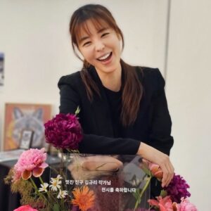 Kim Gyu-ri Instagram - <lost Fangs, 잃어버린 송곳니> 
한달동안 진행되었던 전시를
무사히 잘 마무리 했습니다.엉엉~~😭🙏💕
.
‘송곳니’에 비유하였지만 전하고 싶었던 메세지는..
당신은.우리는. 혼자가 아니라는것.
그리고 소통과 연대였습니다.
‘늑대’는 
무리가 함께할 때 
진정한 힘을 내듯이~ 말이죠.
.
행여
당신이 혼자일지라도..
제 아이들이 달려가 꼭 지켜주었으면 하는 
그 간절한 바램들을 담아…..그림으로 그렸습니다.
.
‘작가는 그림으로 말을 해야한다’하지만..
저는 아직도 많이 부족하기에…
’직접 만나는..소통‘을 늘 선택합니다.
⭐️여러분과 직접 만나 이야기할 수 있는 
이 좋은 기회를….“놓치지 않을꺼예염~~~!!!*_*❤️”ㅋㅋ
.
그래서 
함께해주신 모든 분들께
온마음 다해
진심으로 감사드립니당!!!!🙏💕💕
.
.
이번 전시를 기획해주시고 
많은 분들께 관심과 사랑받을 수 있도록
물심양면으로 서포트해주신 
#갤러리미호_최영미대표님_장준호이사님
#아름디자이너 #홍정민디자이너_포스코스틸리온 
#재윤씨 #수원피디님_김규리tv몹시_유툽 
#혜우원_김지원대표님
.
#스틸캔버스를 
세상에 처음 선보일 수 있도록 만들어주신
#포스코스틸리온 팀과 #윤석철전무님과 #그룹장님께
진심으로 감사드립니당!!!
.
그리고 #강남구민회관 #박정준대리님께도 진심으로 감사드립니당!!
.
.
다음 프로젝트는
#혜우원예술봉사단 입니다.
.
첫 벽화는 5월6일에 이미 마쳤고,
두번째 벽화는 
아직 날짜와 장소는 정해지진 않았지만…(협의중임)
아이들,시민들과 함께
그림으로 ⭐️공동작업⭐️을
계속 해 나아갈 것입니다. 
여러분의 손이 필요해염!!함께 해주세염~~~!!!^^
(그리고..아직 텀블벅이 열려있으니..
참여 좀 부탁드립니당 😭🙏💕)
.
.
끝났다고 하니..기분이 묘하네요.
실감이 안 나는것 같기도 하고..💦
그래도 오늘은
오랜만에 푸우욱 자볼까 합니다.
푹 자고 일어나면….
내일은 꼭
화단에 들풀처럼 자라난 깻잎 좀 따야 겠어요.
.
모두들 편안한 밤 되세요.
그리고 활기찬 내일 되세염!!!
감사드립니당!!!!!!뿅~~~⭐️
.
.
#lostfangs잃어버린송곳니  #전시마무리함
#여러분께감사드립니다🙏💕
#사랑합니다애정합니다
#제아이들은_알고보면_당신을지켜주는_가디언즈