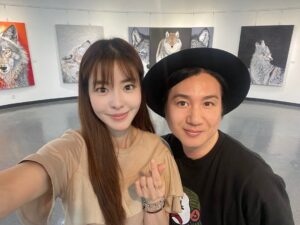Kim Gyu-ri Instagram - 20여년간의 우정이란…👍❤️
우왕~!! 와주셔서 감사해요..
나 완전 잔챙이 시절을 기억하는 몇안되는 지인.히히힣~
패션피플답게 
선물로 직접 만들어주신 티셔츠~ 
잘 입을께요 오라버닝!!!!😍👍❤️
.
.
@designkan #KANHOSUP
#lostfangs잃어버린송곳니 
#혜우원김규리 #혜우원예술봉사단
#포스아트갤러리미호 #포스코스틸리온 #스틸캔버스작품
#강남구민회관에서_5월31일까지