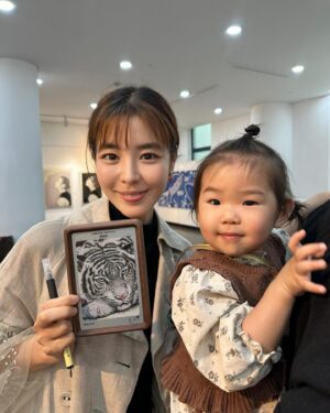 Kim Gyu-ri Instagram - 꺄앜~~!!! 아라얌~~~~~!!!!
너 왤케 귀엽니~~~!!!!!
.
이 영상보며
즐거운 하루 마무리~^^
모두들 편안한 밤 되세염!!!⭐️🌙✨
.
.
#사랑스런아라
#아가들도함께하는전시
#아라가픽한그림은_백이_스틸액자